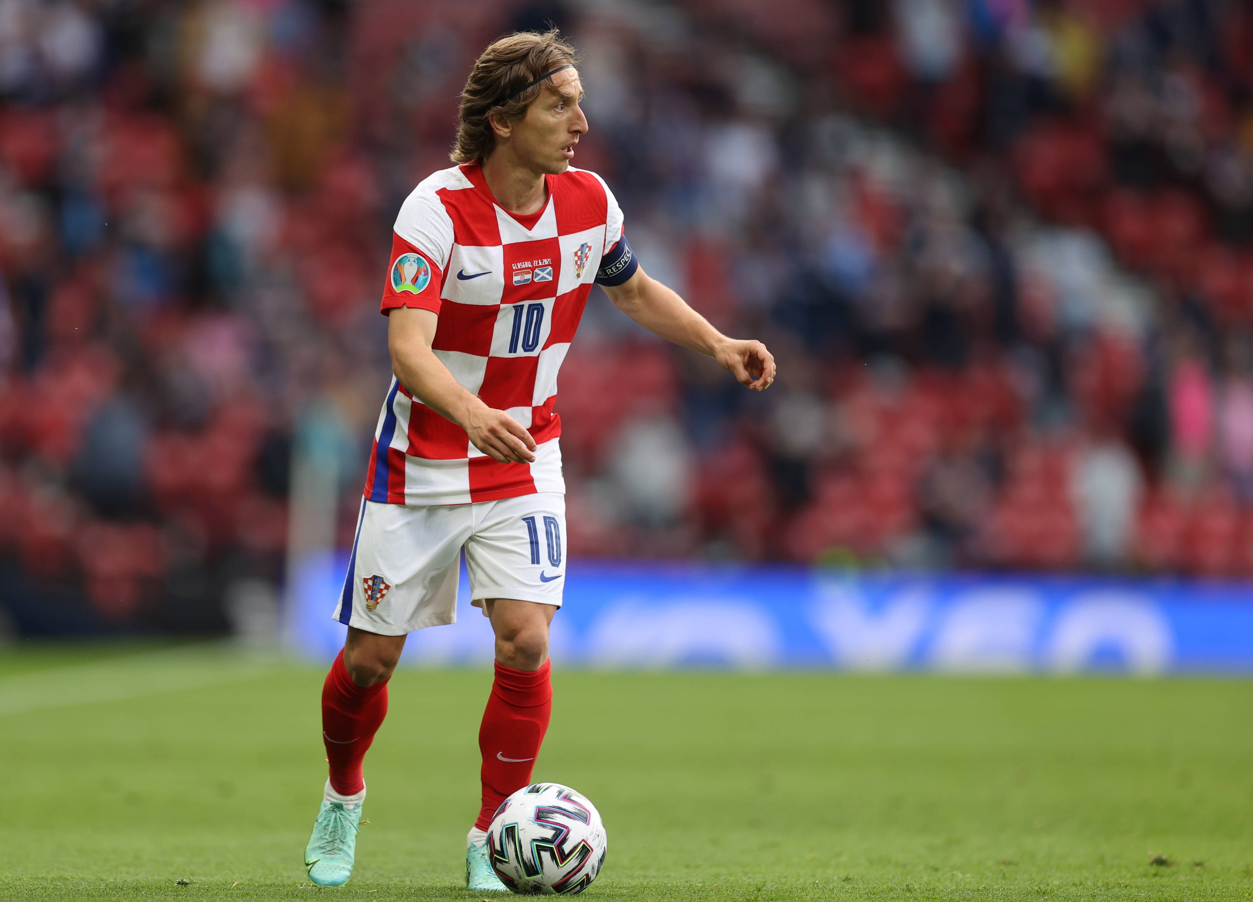 前锋关键射门锁定胜局