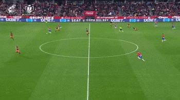 博主：国安边后卫何宇鹏因伤被工作人员背回基地，目前伤情不明